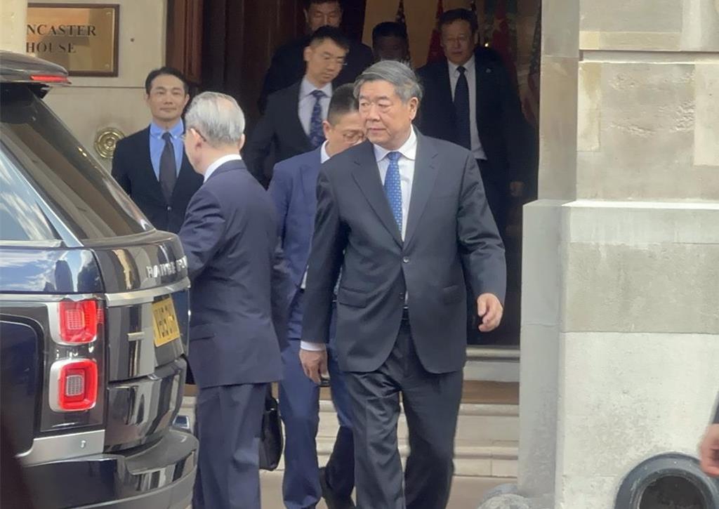 何立峰:全面实施AI+行动 前瞻布局未来产业