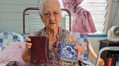 90岁老奶奶展示珍藏的百年古枕、老打字机及算盘