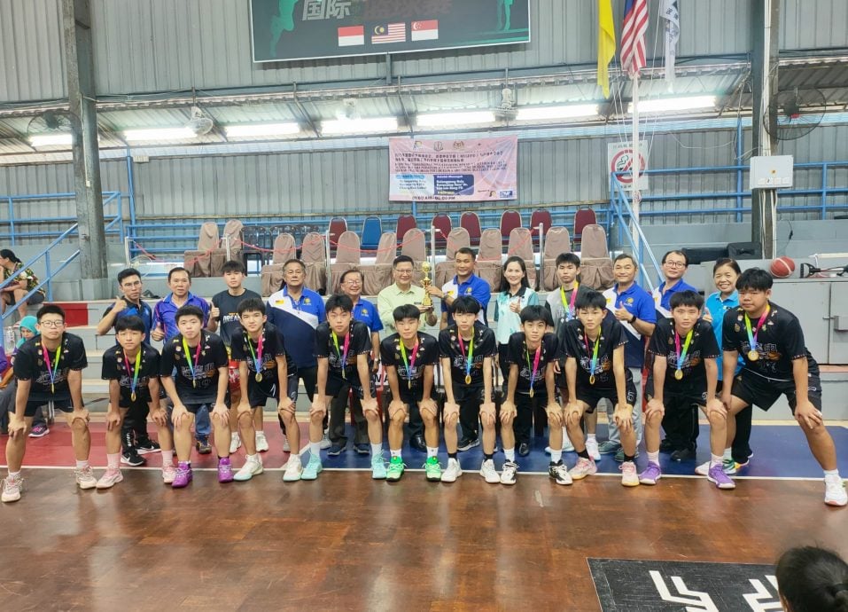 供星洲网/波中篮球男女校队勇夺双料冠军，重新攀上巅峰