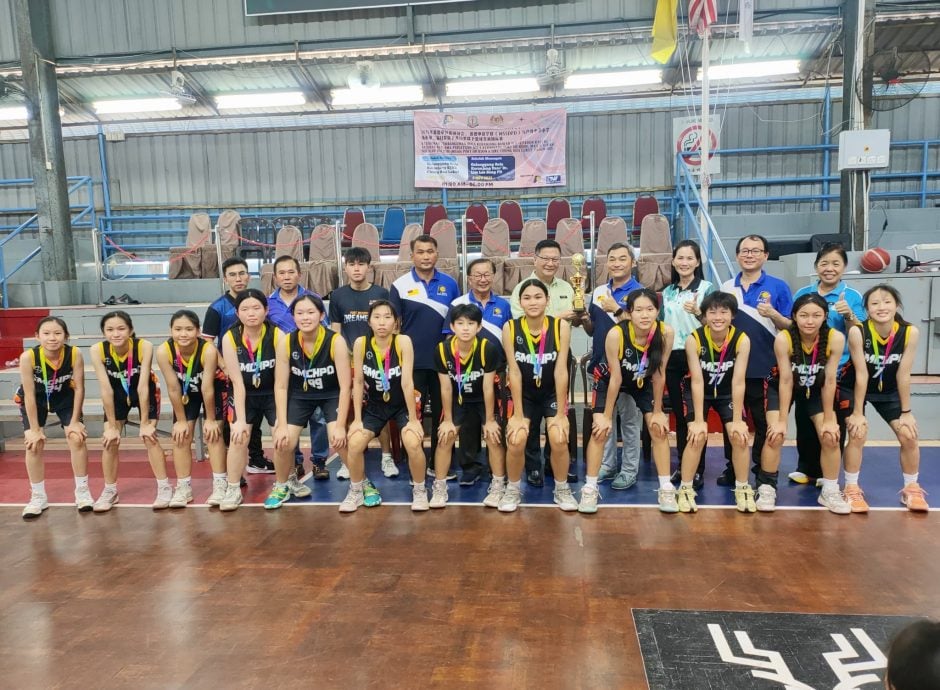 供星洲网/波中篮球男女校队勇夺双料冠军，重新攀上巅峰