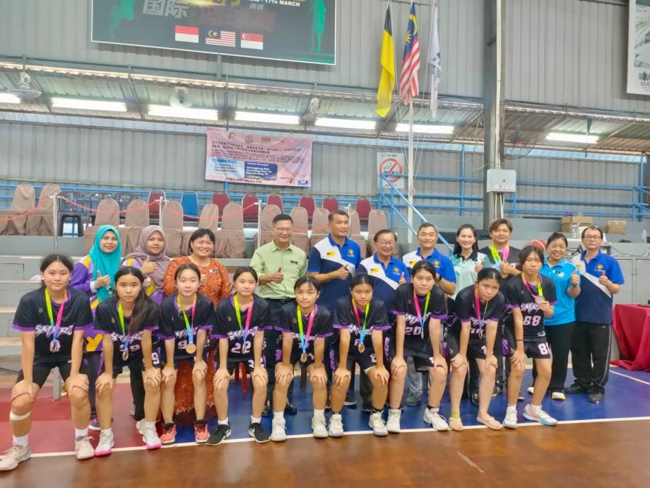 供星洲网/波中篮球男女校队勇夺双料冠军，重新攀上巅峰