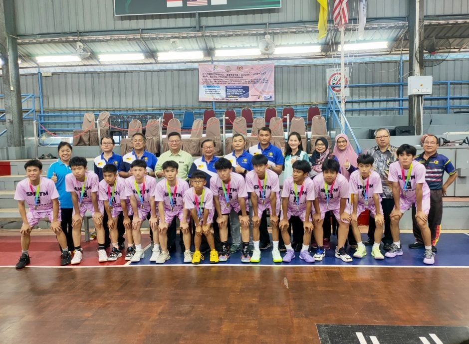 供星洲网/波中篮球男女校队勇夺双料冠军，重新攀上巅峰