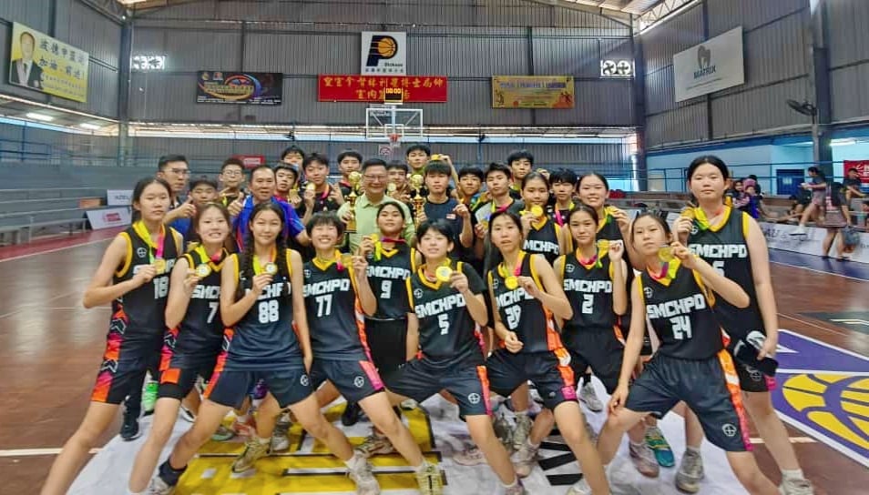 供星洲网/波中篮球男女校队勇夺双料冠军，重新攀上巅峰