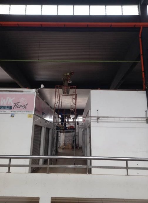 供星洲网/芙公市楼上换LED灯,显更明亮兼节能省电