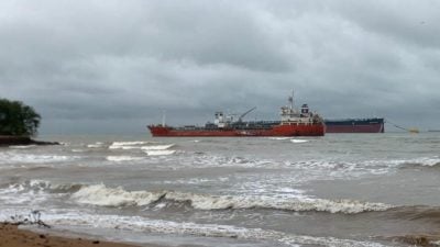 “森亚尔”热带风暴|狂风巨浪下输油船搁浅 离岸不到200公尺惊险