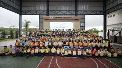 东华小学推出毕业特刊 学生围Uncle YB与董事长抢签名 宛如小型签书会