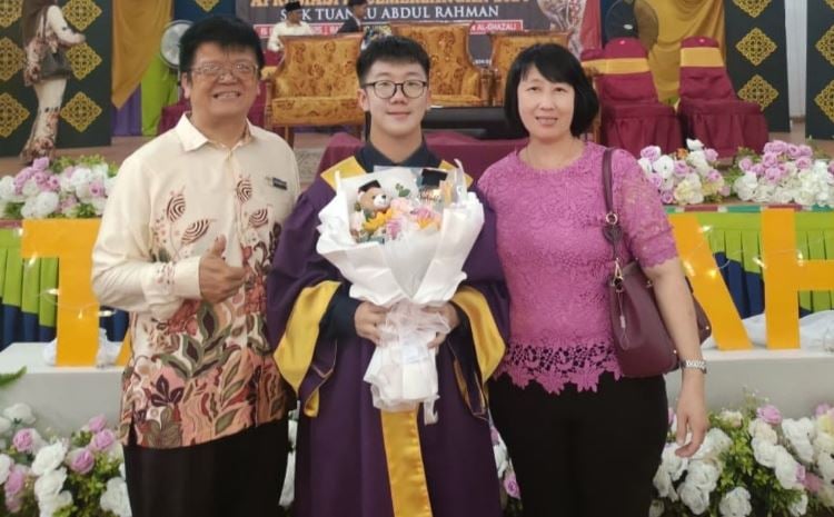 供星洲网:最暖应考!爸爸重返考场,陪儿一起考SPM