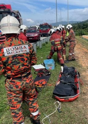 供星洲网:本田轿车失控坠落南北大道200公尺斜坡 22岁华青当场身亡