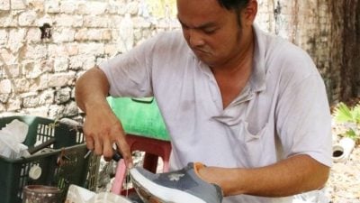 窥探百业 | 老手艺新生命 李毅江每天为鞋子续命