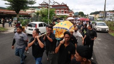 视频 | 资深喃呒师傅王少华逝世 森殡葬同业协会肩扛灵柩送别