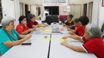 银发创意无限！小甘密乐龄中心长者3万6000支吸管拼州旗