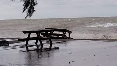 森雨季来袭 户外活动受阻 水灾热点救援队严阵以待