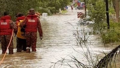 年末雨季来临  榕吉志愿消防队提醒居民出行小心 河水上涨恐淹路