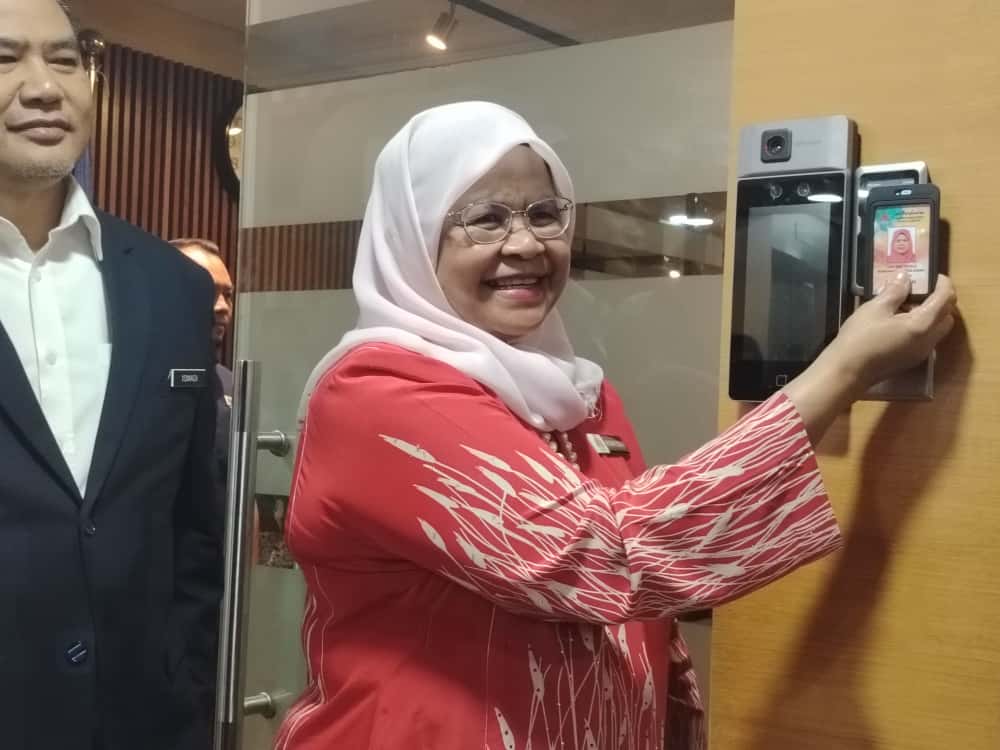 依依不舍泪别隆市政局 麦慕娜正式打卡卸任