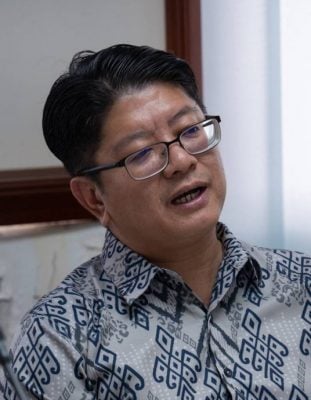 依温辞企合部长职务 即日起休假