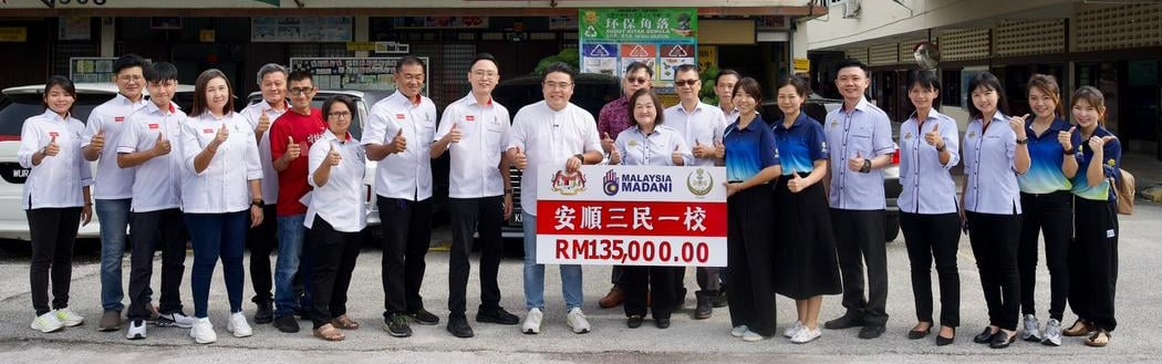 倪可敏吴家良再捎佳音 拨6万挺三民两校义卖会