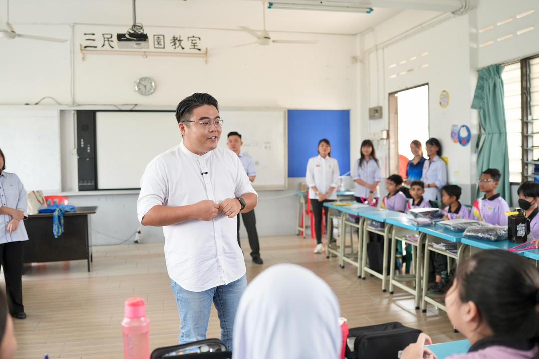 倪可敏吴家良再捎佳音 拨6万挺三民两校义卖会