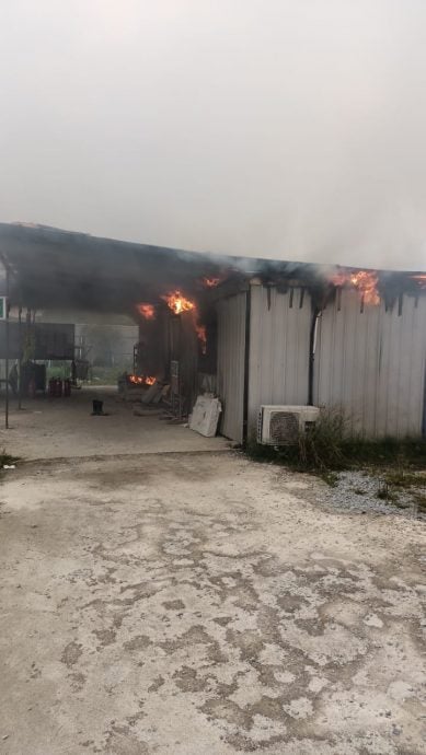 储放建筑材料货柜仓起火　火势猛烈幸无人伤