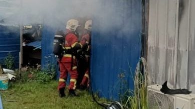 储放建筑材料货柜仓起火　火势猛烈幸无人伤