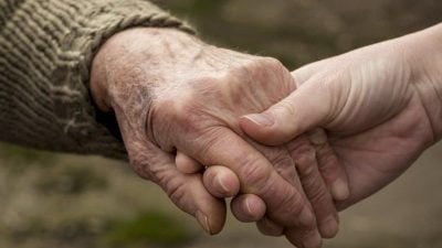 像臭衣又像霉味 专家：40岁后真的会有“老人味”