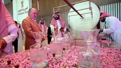 参访Arabian Oud总部   元首了解沉香制品工艺