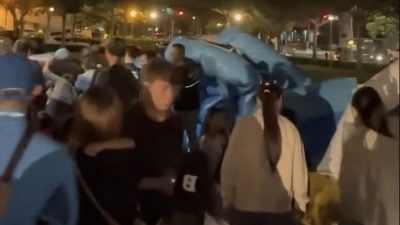 充气城堡突泄气消塌 家长徒手撑气垫救娃