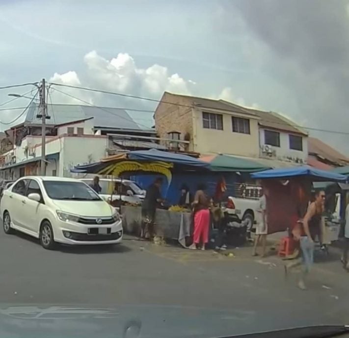 光天化日万里望巴刹外 摩托骑士秒抢男子金链