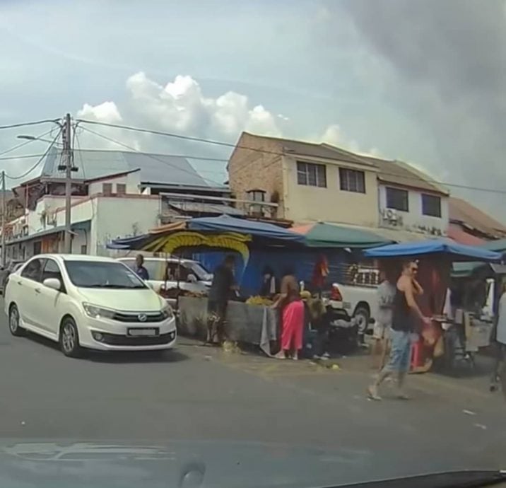 光天化日万里望巴刹外 摩托骑士秒抢男子金链