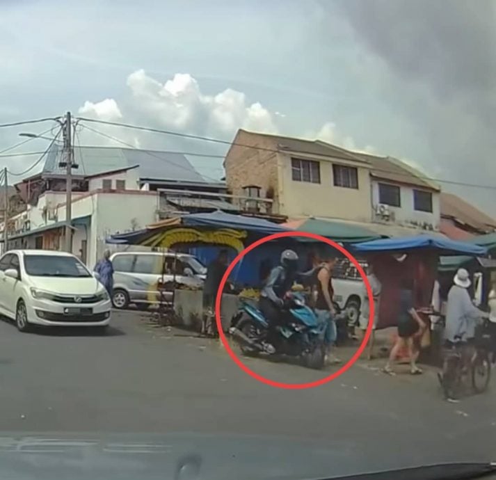 光天化日万里望巴刹外 摩托骑士秒抢男子金链