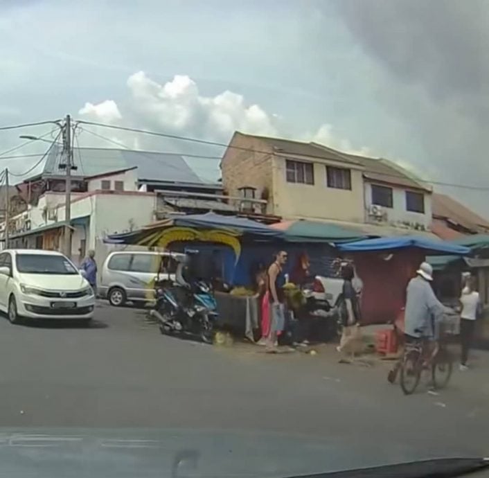 光天化日万里望巴刹外 摩托骑士秒抢男子金链