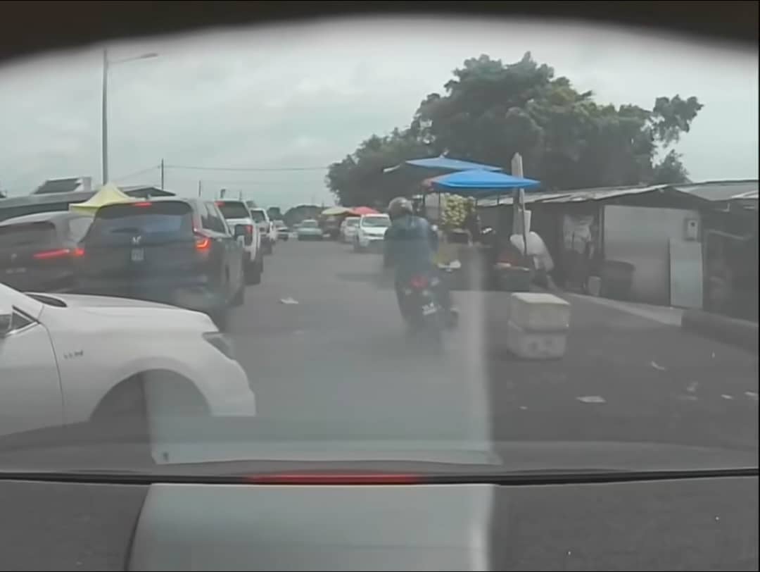 光天化日万里望巴刹外 摩托骑士秒抢男子金链