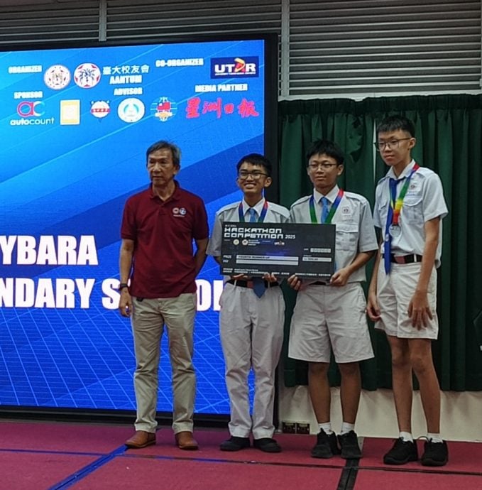 全国唯一初中队伍 崇华独中AI赛刮目相看