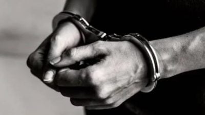 5偷缆贼遇警拦截  上演23公里飞车大逃亡