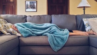 夫友死赖睡客厅  女子怒：我家不是免费旅店！