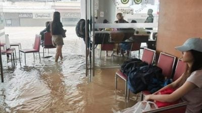 泰南大水灾|大堂等候迟迟未见救援   受困者爬10楼发讯号救助