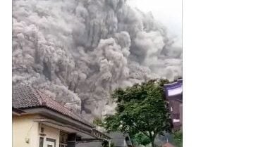 网传塞梅鲁火山爆发短片 视频摄于2021年 非近期