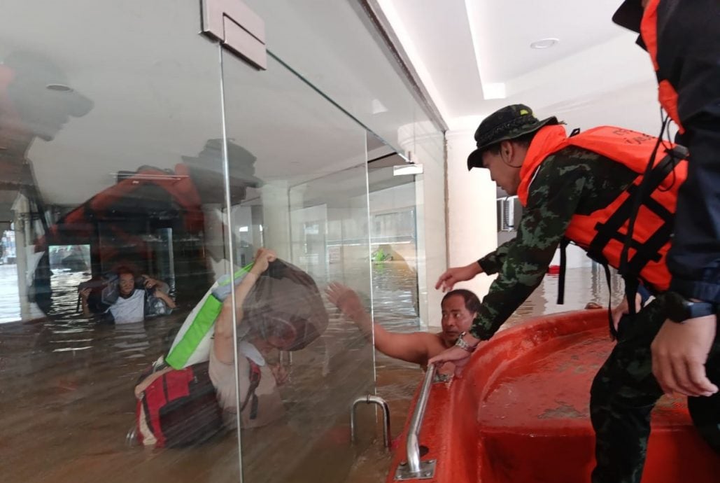 全:已签发／（合艾水灾）哥打峇鲁旅游业者杨利华今午安全撤出淹水的酒店，不过他接载的20名丹州游客还滞留在重灾区的酒店。