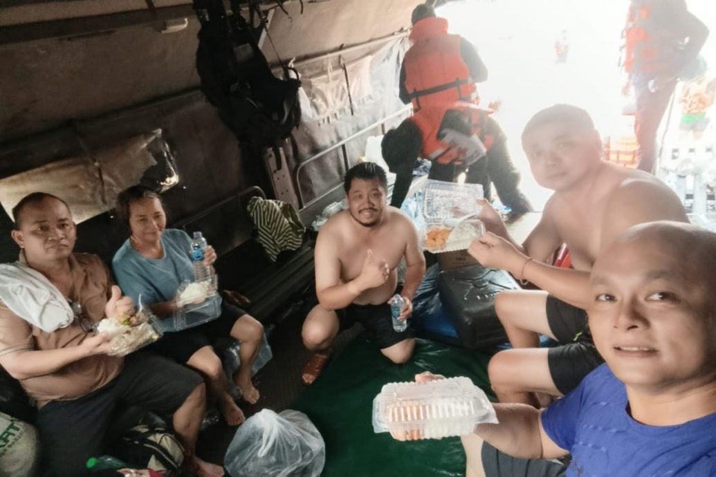 全:已签发／（合艾水灾）哥打峇鲁旅游业者杨利华今午安全撤出淹水的酒店，不过他接载的20名丹州游客还滞留在重灾区的酒店。