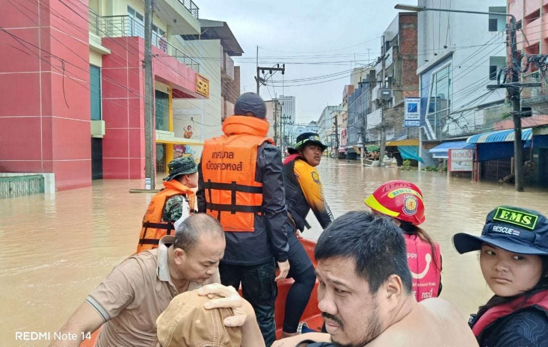 全:已签发／（合艾水灾）哥打峇鲁旅游业者杨利华今午安全撤出淹水的酒店，不过他接载的20名丹州游客还滞留在重灾区的酒店。