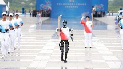 全运会火炬传递深圳站 “夸父”人形机器人接棒传火炬