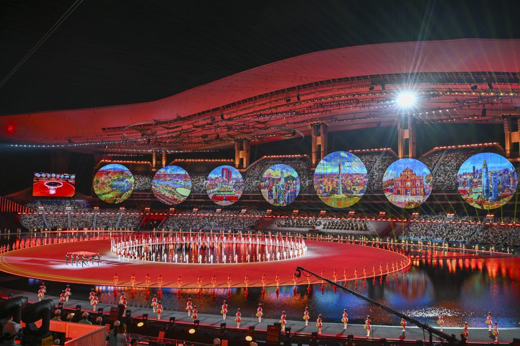 全运开幕机械人奏广东音乐 雨水化道具 灯光水雾炮制“无火火炬台”减排