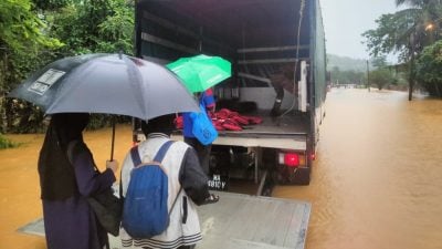 受困灾区  5考生坐消防罗里抵考场