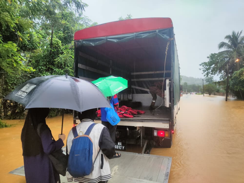 全：已签发／丹州瓜拉吉赖县5名SPM考生因水灾受困，今早乘坐消防罗里被送往考试中心。