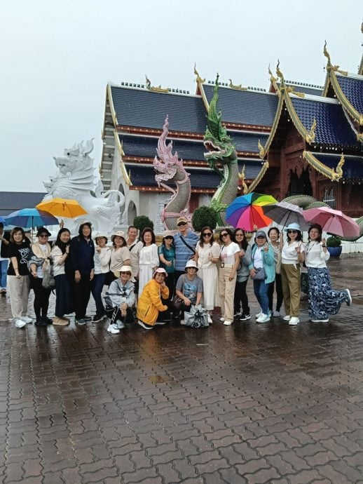 合艾昨晚突发水灾，哥打峇鲁20多人出行清迈返程受困水乡。