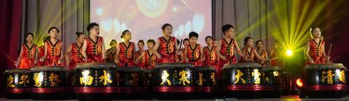 八月筹建鼓队成形 二十四节令鼓响育华