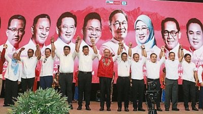 沙巴州选| 蓝眼候选人签忠诚协议 若胜选跳槽须赔千万