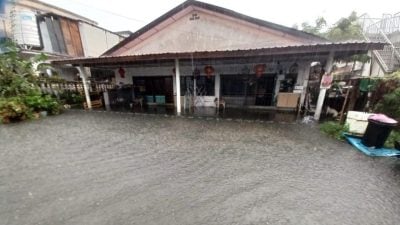 关东村第2巷闪电水灾  低洼住家门前如同“鱼塘”