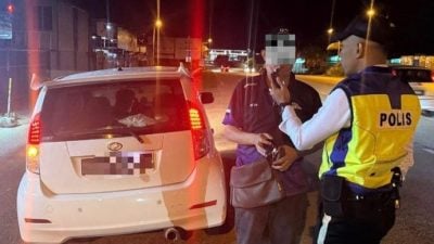 关丹交警“醉酒行动” 捕一醉驾男