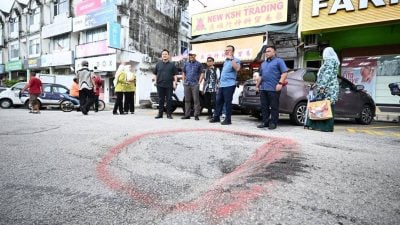 关丹市长视察阿亦布爹区  加速解决民生问题