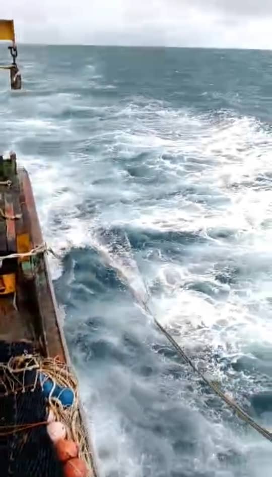 关丹海域惊涛骇浪，渔船停止出海暂避风险。